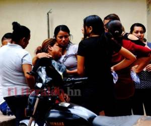 Familiares consuelan a la madre de Miguel ángel, en las afueras de la morgue del Ministerio Publico, en la capital. Foto: Estalin Irías/ EL HERALDO.