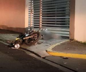El cuerpo del joven de 18 años de edad quedó cerca de las motocicleta en la que se trasladaba.