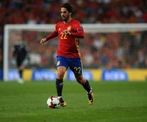 Isco comenzó pegado a la banda izquierda, pero pronto se sacó el corsé para moverse por toda la zona atacante.