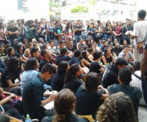 Estudiantes realizan plantón dentro de la UNAH para exigir diálogo