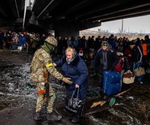 Los militares rusos anunciaron el lunes la apertura de varios corredores humanitarios y la instauración de altos el fuego locales para evacuar a los civiles.