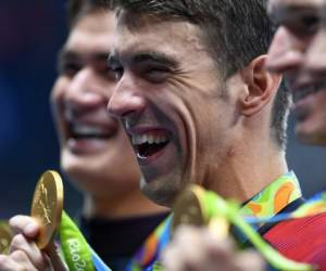 Michael Phelps posa con una de sus medallas de los Juegos de Rio-2016.