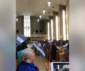 Los compatriotas celebraban con una réplica de la Morenita. Foto: EL HERALDO