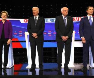 La senadora Elizabeth Warren, el exvicepresidente Joe Biden, el senador Bernie Sanders (I-VT) y el ex alcalde de South Bend, Indiana, Pete Buttigieg, esperan el inicio del debate primario presidencial demócrata en la Universidad Drake. Foto Agencia AFP.