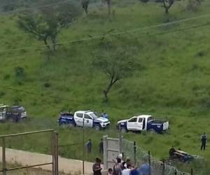 Agentes policiales llegaron al sector para acordonar la zona del suceso.