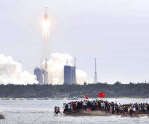 Lo más probable es que los restos del cohete terminen en el océano, dado que cubre la mayor parte del planeta. Foto AP