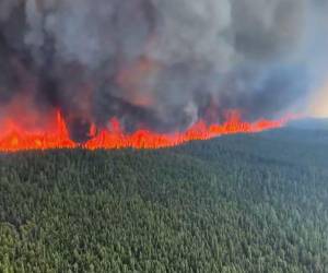 El humo de los incendios forestales que asolan Canadá, inéditos por su intensidad, ha encendido alarmas sanitarias y obligado a cerrar escuelas y cancelar vuelos en ciudades de Estados Unidos, e incluso ha alcanzado Noruega.