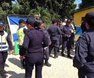 Los policías y personal administrativo protestan porque la Secretaría de Seguridad les adeuda dos meses de su salario y no les dieron el aumento ofrecido.