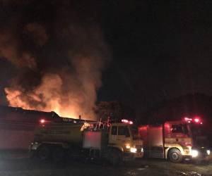 El fuego se desató esta madrugada en una bodega de San Pedro Sula. (Foto: Bomberos Honduras/ El Heraldo Honduras/ Noticias Honduras hoy)