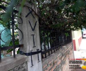 Más allá de ser un distintivo, los 'placazos' que se observan en los muros de las casas anuncian que aquel es un territorio hostíl para las pandillas rivales. (Foto: El Heraldo Honduras)