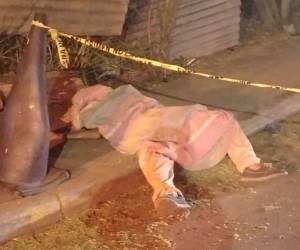 El cuerpo inerte de don Ángel Ramón Barahona Bonilla (60) quedó sobre una acera del bulevar San Juan Bosco.