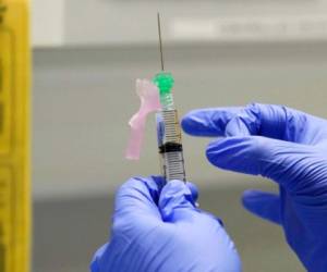 Algunos laboratorios han adelantado detalles sobre los procesos de fabricación de sus vacunas, pero se desconocen todos los efectos de su uso. Foto: AFP