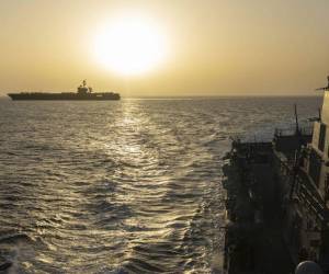 Fotografía tomada de la cuenta oficial en X del Comando Central de Estados Unidos @CENTCOM donde se muestra el buque USS Abraham Lincoln (CVN 72) transitando por el mar Arábigo. El Comando Central afirmó que las Fuerzas Armadas estadounidenses no están bloqueando el estrecho de Ormuz, sino solo los barcos que salen o se dirigen a Irán, con al menos 14 buques desviados en los últimos tres días.