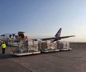 El canciller mexicano explicó que el envío incluye equipos fabricados por Hamilton Medical, con sede en Suiza. Foto: Twitter.