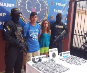 Momento en el que los oficinales presentan a los dos miembros de la MS-13. Foto FNAMP