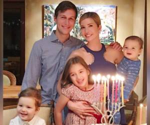 Ivanka Trump junto a su esposo, Jared Kushner, y sus tres pequeños hijos (Foto: Instagram)
