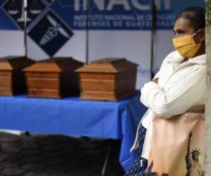 Una familiar de las víctimas de la erupción del volcán de Fuego asiste a una ceremonia para recibir los restos de su amado, en el Instituto Nacional de Ciencias Forenses de Guatemala (Inacif), en la Ciudad de Guatemala el 11 de septiembre de 2021. Foto: AFP