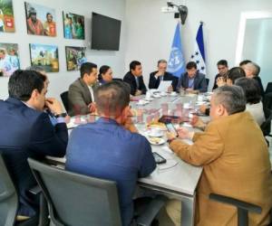 El chileno Igor Garafulic y los diferentes representantes de los partidos políticos se reunieron en varias oportunidades hasta concretar los temas que se abordarían en el diálogo.