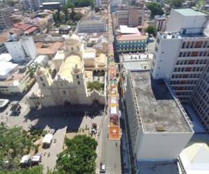 En la imagen la Catedral San Miguel Arcángel y a un costado la alfombra de 640 metros de extensión, fotos: Rafael López / EL HERALDO.