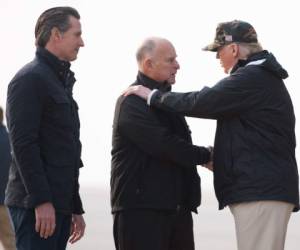 El presidente Donald Trump saludando al gobernador de California Jerry Brown y al gobernador electo Gavin Newsom, cuando llega a la Base de la Fuerza Aérea de Beale en California. (Foto: AFP)