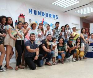 Los hondureños en Madrid celebraron por tercera ocasión consecutiva el Día del Indio Lempira. En la foto, los asistentes posan con los 18 departamentos para la cámara de EL HERALDO. Fotos: Eduardo Domínguez