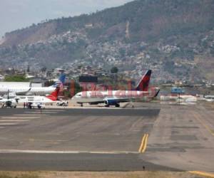 La terminal aérea permaneció cerrada por al menos cinco horas debido al accidente del avión Gulfstream G200. (Foto: El Heraldo Honduras)