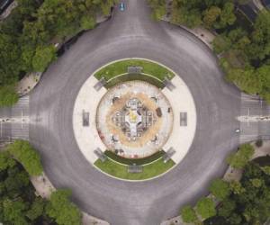 El monumento y la rotonda del Ángel de la Independencia se encuentra privado de tráfico en el icónico Paseo de la Reforma de la Ciudad de México, mientras México se enfrenta a su cierre para ayudar a frenar la propagación del nuevo coronavirus. Foto: AP.