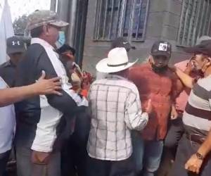 Momento en que Darío Rivera dejó el lugar para evitar una confrontación con los manifestantes.