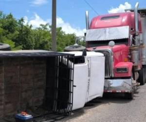 El fuerte percance dejó al menos cinco personas heridas, quienes fueron atendidas tras el accidente y posteriormente trasladadas a un centro asistencial.