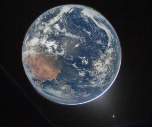 Dos días después de haber despegado hacia la órbita de la Luna, los astronautas a bordo de la nave Orion han compartido asombrosas imágenes de cómo luce en este momento el planeta Tierra, visto desde muchos kilómetros de distancia.