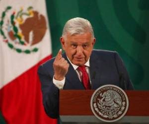 López Obrador ha recibido críticas por su gestión de la pandemia sobre todo porque en México no se han impuesto drásticas cuarentenas como en otros países y porque ha sido muy laxo en la recomendación del uso de cubrebocas, actitudes que el presidente rechazó por “autoritarias”. Foto: AP