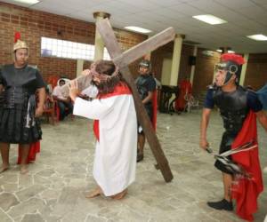 El cuadro dramático de la parroquia El Calvario ensaya las escenas del viacrucis en vivo. Foto: Efrain Salgado.