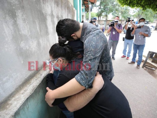 Los parientes del comunicador hondureño llegaron al centro asistencial tras que les informaran de la muerte de su padre. Foto: David Romero/EL HERALDO.