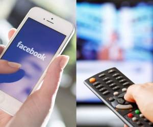 Algunos se entretienen las las redes sociales y otros simplemente observan la televisión.