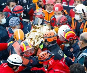 Un miembro de los servicios de rescate se arrodilla para escuchar durante la bÃºsqueda de sobrevivientes entre los restos de un edificio en Izmir, TurquÃ­a, el sÃ¡bado 31 de octubre de 2020. Un fuerte sismo registrado el viernes en el Mar Egeo entre la costa turca y la isla griega de Samos dejÃ³ varios muerto y cientos de heridos. (AP Foto/Emrah Gurel)