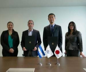 Representantes de Honduras y Japón durante la firma del acuerdo que da paso al préstamo.
