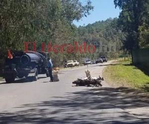 Elementos de la Dirección Policial de Investigaciones (DPI) llegaron a acordonar la escena del accidente. Foto Alex Pérez|EL HERALDO