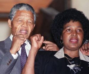 En esta foto de archivo tomada el 11 de febrero de 1990, el líder anti-apartheid y miembro del Congreso Nacional Africano (ANC) Nelson Mandela y su esposa Winnie Madikizela-Mandela levantan los puños cuando Mandela es liberado de la prisión de Victor Verster en Paarl. Foto AFP