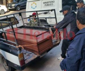 Los familiares llegaron hasta la morgue capitalina para retirar el cuerpo de la joven. Foto: Mario Urrutia/EL HERALDO