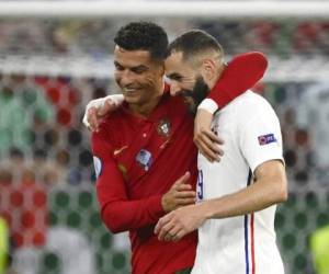Karim Benzema se abraza con Cristiano Ronaldo al final del partido entre Francia y Portugal por el Campeonato Europeo el 23 de junio en Budapest. Foto:AP