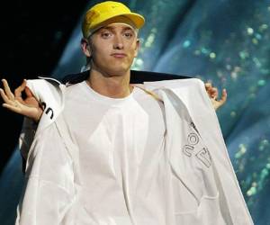 Encapuchado y en un tono enfurecido, Eminem empezó a declamar sus incendiarios versos ante la mirada atenta de su banda, en medio de un parking. Foto: AFP