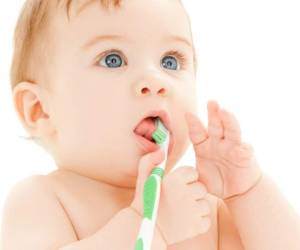 Si el bebé tiene de seis meses o menos es importante limpiar sus encías con cepillos especializados.