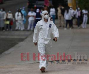 Con un traje similar al que utilizaron en los días de batalla un joven protesta frente al CCG. Foto: Emilio Flores/El Heraldo