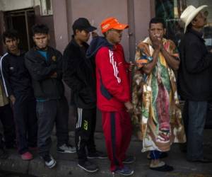 Algunos de los miembros de este grupo de rezagados, integrado por numerosas familias con niños, quieren aventurarse a recorrer a pie el último tramo a Tijuana. Foto: AFP