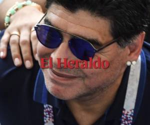 El futbolista argentino Diego Maradona reacciona durante la ronda de dieciseisavos de final de la Copa Mundial de Fútbol 2018 entre Francia y Argentina en el Kazan Arena en Kazán el 30 de junio de 2018.