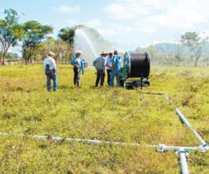 La obra de irrigación, que fue promovida como una solución para encarar las sequías, sobrepasa los 26.5 millones de dólares.