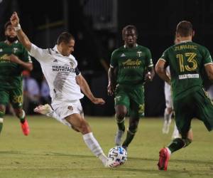 Al inicio de la segunda parte 'Chicharito' gozó de otra clarísima ocasión pero su remate dentro del área se fue alto y en el minuto 52 el mexicano estrelló un cabezazo en el larguero.