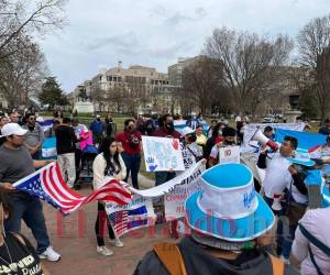 Con banderas de Honduras y de Estados Unidos los compatriotas marcharon rumbo a la Casa Blanca.