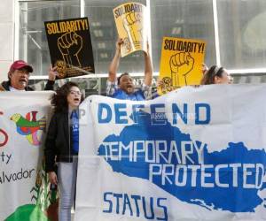 El TPS se otorga a países devastados por desastres naturales o guerras. Permite que los ciudadanos de aquellos países vivan en Estados Unidos hasta que mejore la situación en su tierra natal.