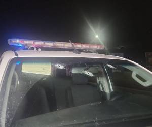 Una de las patrullas policiales presenta disparos en su vidrio frontal.